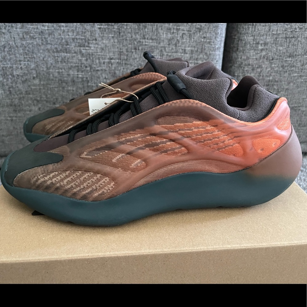 adidas Yeezy 700 V3 Copper Fade GY4109 size 11.5